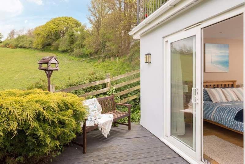 Cosy Beachfront Retreat With Stunning Sea Views & Free Access To A Local Indoor Pool Talland Esterno foto