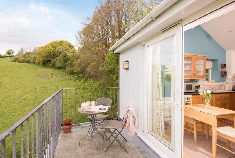 Cosy Beachfront Retreat With Stunning Sea Views & Free Access To A Local Indoor Pool Talland Esterno foto