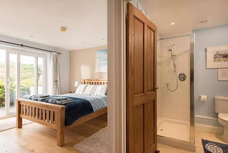 Cosy Beachfront Retreat With Stunning Sea Views & Free Access To A Local Indoor Pool Talland Esterno foto