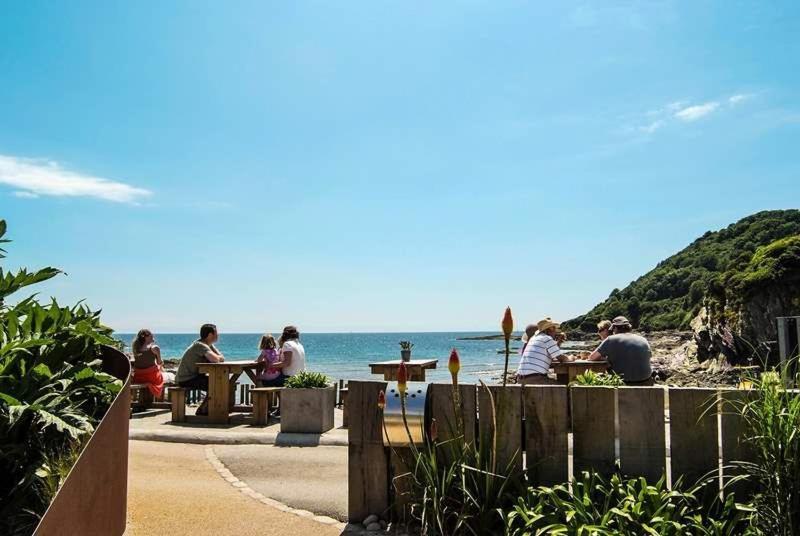 Cosy Beachfront Retreat With Stunning Sea Views & Free Access To A Local Indoor Pool Talland Esterno foto