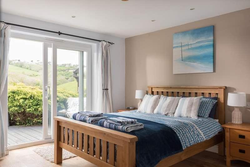 Cosy Beachfront Retreat With Stunning Sea Views & Free Access To A Local Indoor Pool Talland Esterno foto