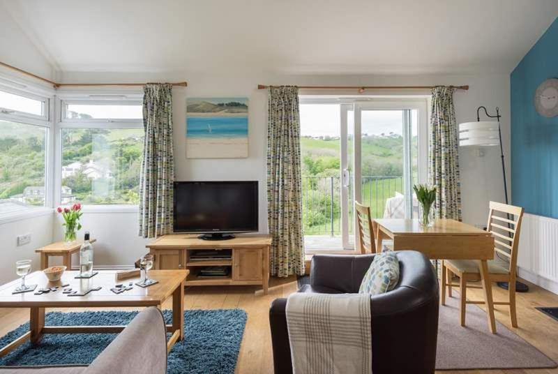 Cosy Beachfront Retreat With Stunning Sea Views & Free Access To A Local Indoor Pool Talland Esterno foto