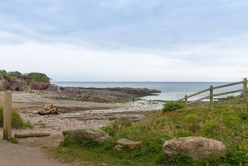Cosy Beachfront Retreat With Stunning Sea Views & Free Access To A Local Indoor Pool Talland Esterno foto