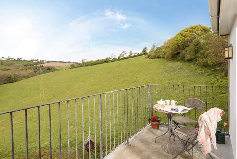 Cosy Beachfront Retreat With Stunning Sea Views & Free Access To A Local Indoor Pool Talland Esterno foto