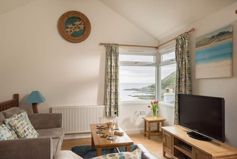 Cosy Beachfront Retreat With Stunning Sea Views & Free Access To A Local Indoor Pool Talland Esterno foto